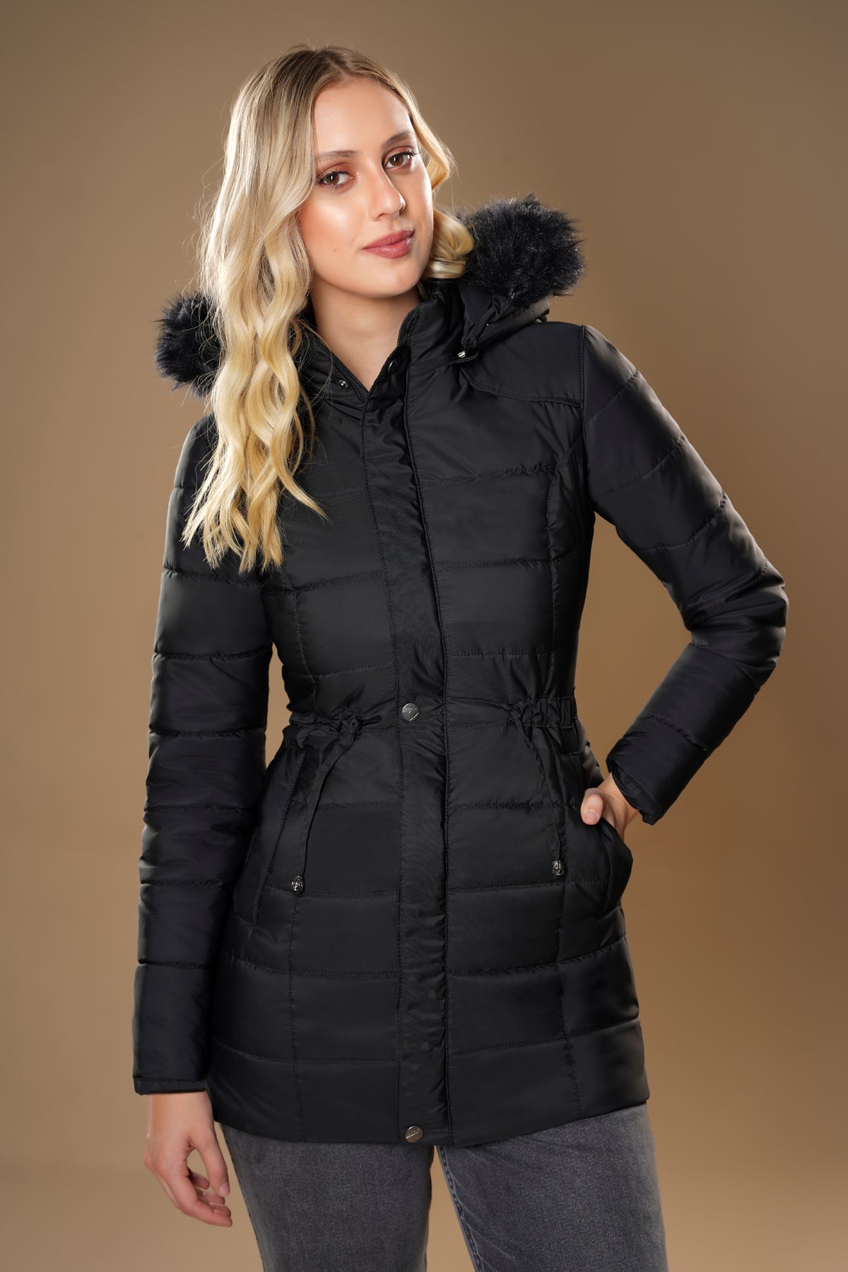 Abrigo acolchado ajustado impermeable con capota de Ágata